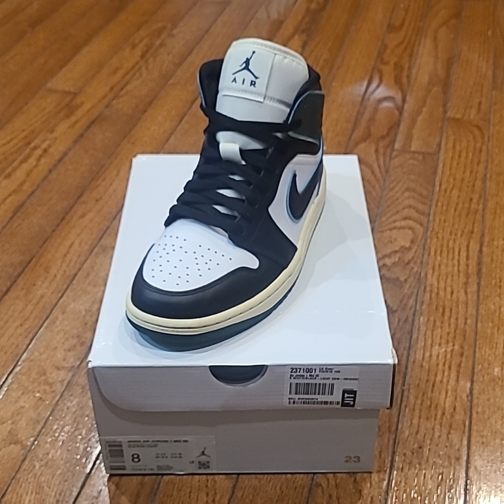 Jordan 1 Mid SE LA Gear Air Women's Black, White and Green Sneakers